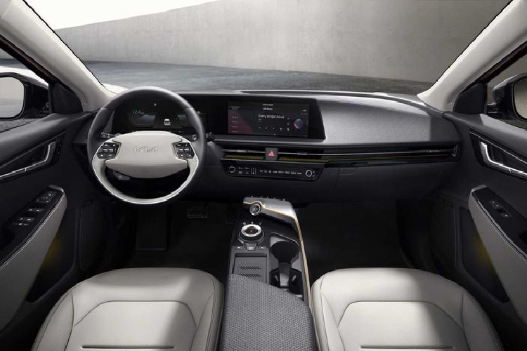 Theo công bố của hãng xe Hàn Quốc, xe điện Kia EV6 2021 sẽ có ba cấu hình trang bị ở thị trường Anh, bắt đầu từ biến thể cơ sở có giá 40.895 bảng Anh (khoảng 1,3 tỷ đồng). Phiên bản này đạt tiêu chuẩn với đèn pha LED, màn hình cong 12,3 inch, điều hòa tự động 2 vùng, chìa khóa thông minh, hỗ trợ lái xe trên đường cao tốc, hỗ trợ giới hạn tốc độ thông minh và hỗ trợ phanh tự động tiền va chạm.