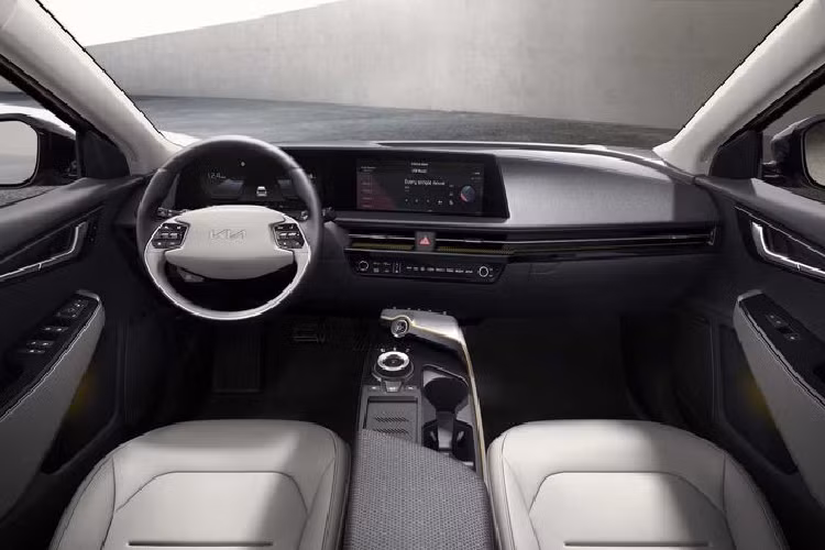 Theo công bố của hãng xe Hàn Quốc, xe điện Kia EV6 2021 sẽ có ba cấu hình trang bị ở thị trường Anh, bắt đầu từ biến thể cơ sở có giá 40.895 bảng Anh (khoảng 1,3 tỷ đồng). Phiên bản này đạt tiêu chuẩn với đèn pha LED, màn hình cong 12,3 inch, điều hòa tự động 2 vùng, chìa khóa thông minh, hỗ trợ lái xe trên đường cao tốc, hỗ trợ giới hạn tốc độ thông minh và hỗ trợ phanh tự động tiền va chạm.