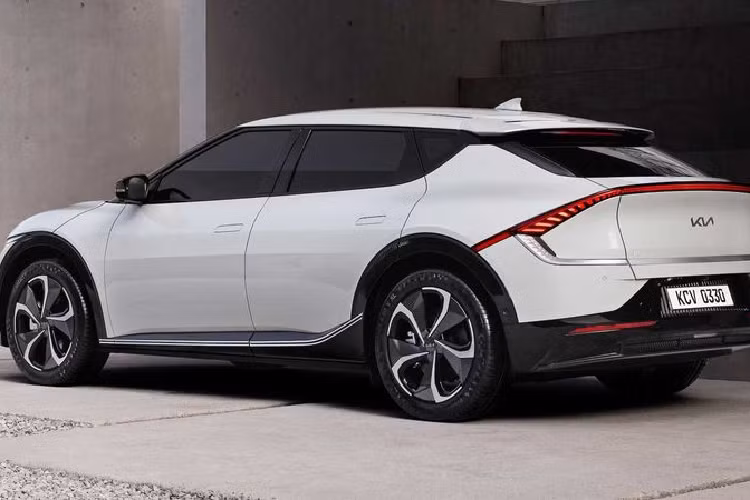 Đuôi xe gây ấn tượng với đèn hậu LED dạng mảnh kéo dài toàn bộ chiều rộng, thậm chí còn nối cả xuống hai bên hốc bánh xe phía sau, tạo sự liên kết chặt chẽ với đường nẹp ở hông xe. Xe được trang bị bộ mâm 5 chấu thiết kế khá cầu kỳ và đẹp mắt.