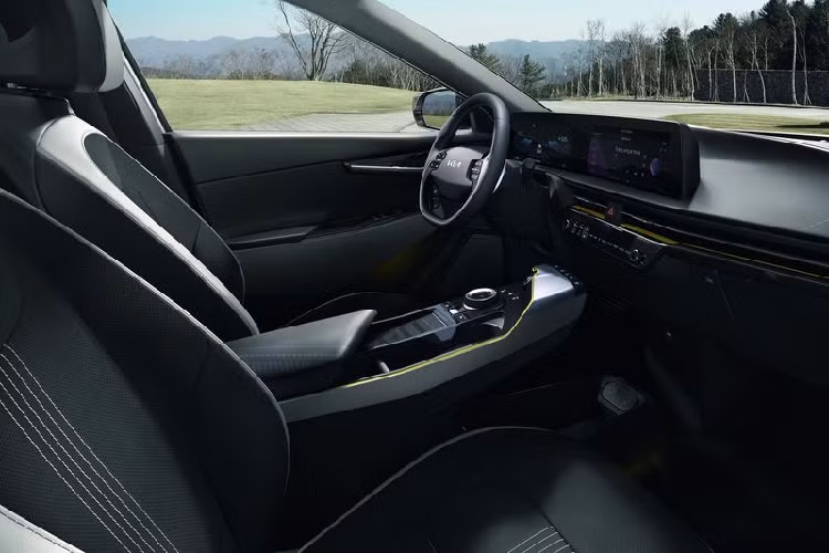 Kia EV6 GT 2021 cao cấp nhất sở hữu bodykit thể thao hơn đi kèm các tay nắm cửa dạng ẩn, la-zăng 21 inch bọc trong lốp Michelin, kẹp phanh màu xanh neon nổi bật, đèn pha thông minh, ghế thể thao phía trước và dàn âm thanh cao cấp. Phiên bản hàng đầu có giá từ 58.295 bảng Anh (khoảng 1,85 tỷ đồng).