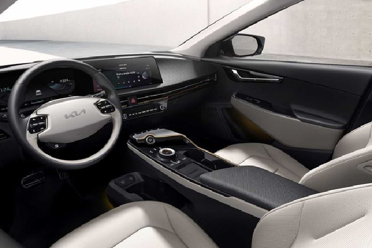 Mức giá xe Kia EV6 GT-line 2021 tầm trung có mức đề xuất từ 43.895 bảng Anh (khoảng 1,4 tỷ đồng), xe sẽ được bổ sung bọc da lộn hoặc giả da cho cabin, ghế trước chỉnh điện với chức năng ghi nhớ vị trí, đèn nền LED cùng một số chi tiết đặc biệt khác ở ngoại thất, nội thất.