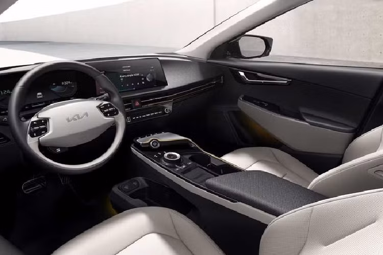 Mức giá xe Kia EV6 GT-line 2021 tầm trung có mức đề xuất từ 43.895 bảng Anh (khoảng 1,4 tỷ đồng), xe sẽ được bổ sung bọc da lộn hoặc giả da cho cabin, ghế trước chỉnh điện với chức năng ghi nhớ vị trí, đèn nền LED cùng một số chi tiết đặc biệt khác ở ngoại thất, nội thất.