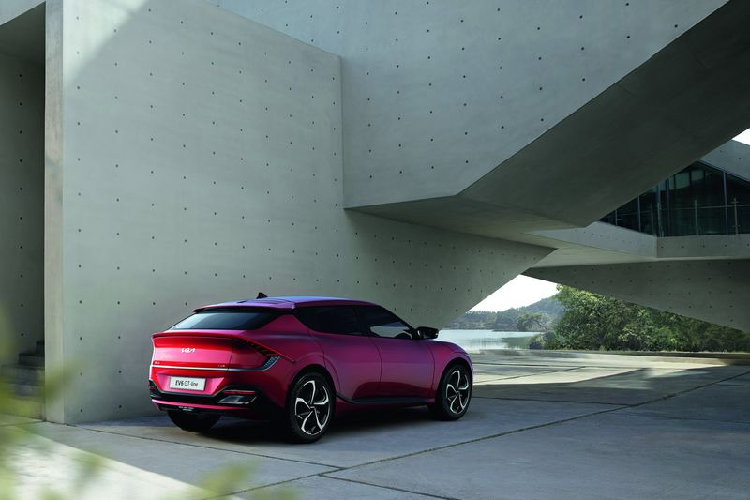 Hãng xe Hàn Quốc cho biết sẽ bắt đầu bàn giao Kia EV6 tới tay các vị khách ở Anh vào tháng 10 năm nay, tuy nhiên, điều đó chỉ được thực hiện với hai bản thấp, những người mua bản GT cao cấp nhất sẽ phải chờ tới năm 2022 mới có thể nhận xe.