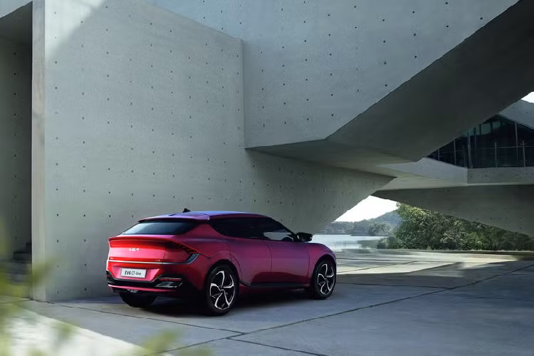 Hãng xe Hàn Quốc cho biết sẽ bắt đầu bàn giao Kia EV6 tới tay các vị khách ở Anh vào tháng 10 năm nay, tuy nhiên, điều đó chỉ được thực hiện với hai bản thấp, những người mua bản GT cao cấp nhất sẽ phải chờ tới năm 2022 mới có thể nhận xe.