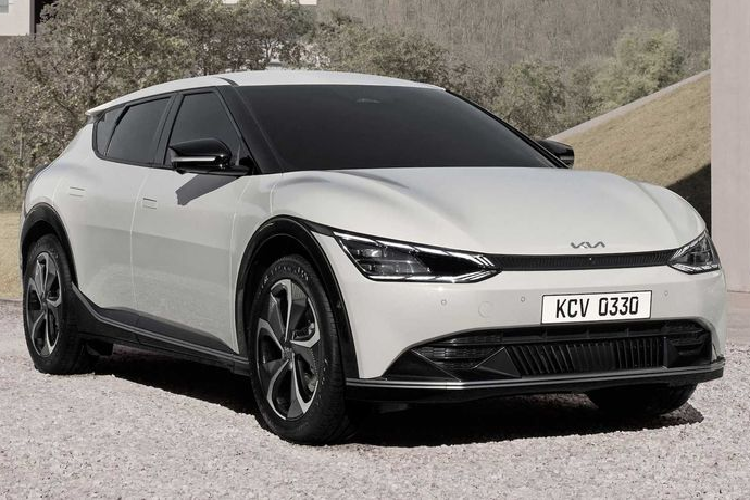 Triết lý thiết kế mới của Kia đã được thể hiện rõ ràng qua phần đầu xe EV6, với các đèn chạy ban ngày sắc sảo gồm 2 dải đối xứng nhau. Nhìn chung, Kia EV6 trông giống như một chiếc crossover mặc dù gầm xe có hơi thấp và cột C lại mang phong cách của một chiếc coupe.