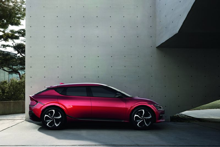 Trong khi đó, những chiếc Kia EV6 sở hữu bộ pin 77,4 kWh sẽ có công suất 225 mã lực ở cấu hình dẫn động cầu sau và 321 mã lực với dẫn động bốn bánh toàn thời gian. EV6 GT sẽ chỉ có sẵn với hệ dẫn động AWD và gói pin dung tích lớn hơn, sản sinh công suất lên tới 577 mã lực, khả năng tăng tốc từ 0 - 100 km/h trong 3,5 giây, nhanh hơn 1,7 giây so với bản GT-line và hơn 2,7 giây so với bản cơ sở.