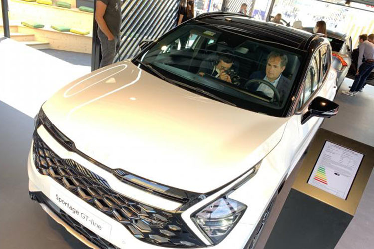 Bên cạnh đó, xe còn có tính năng Hỗ trợ Tốc độ Thông minh để tự động điều chỉnh tốc độ hành trình của bạn khi giới hạn tốc độ thay đổi.