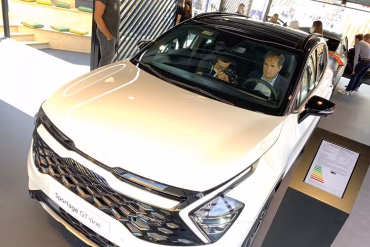 Bên cạnh đó, xe còn có tính năng Hỗ trợ Tốc độ Thông minh để tự động điều chỉnh tốc độ hành trình của bạn khi giới hạn tốc độ thay đổi.