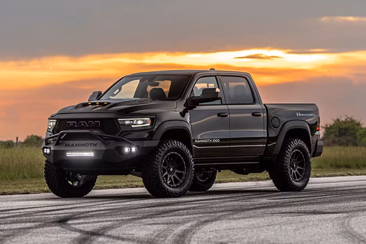 Hennessey Performance Engineering (HPE) vừa chính thức công bố thông tin về việc đưa siêu bán tải Mammoth 1000 TRX vào sản xuất thương mại. Được biết, siêu bán tải Hennessey Mammoth 1000 TRX mới hiện được đánh giá là nhanh và mạnh nhất trên thế giới. Xe sẽ được sản xuất với số lượng rất giới hạn là 200 xe, trong đó hơn 100 xe đã có chủ và có giá khởi điểm 150.000 USD, tương đương 3,45 tỷ đồng.