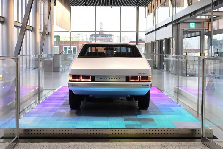 Cụ thể, đây là một chiếc xe Hyundai Pony thuộc Heritage Series, một tác phẩm nghệ thuật đang được trưng bày ở triển lãm “Reflections In Motion” tại Hyundai Motors Studio ở Busan. Có lẽ khi nhìn thấy chiếc xe này, nhiều người sẽ muốn hỏi mua ngay lập tức.