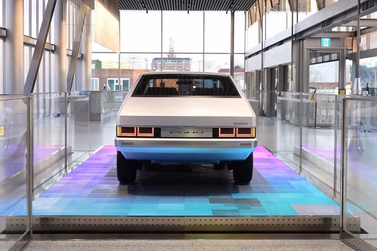 Cụ thể, đây là một chiếc xe Hyundai Pony thuộc Heritage Series, một tác phẩm nghệ thuật đang được trưng bày ở triển lãm “Reflections In Motion” tại Hyundai Motors Studio ở Busan. Có lẽ khi nhìn thấy chiếc xe này, nhiều người sẽ muốn hỏi mua ngay lập tức.