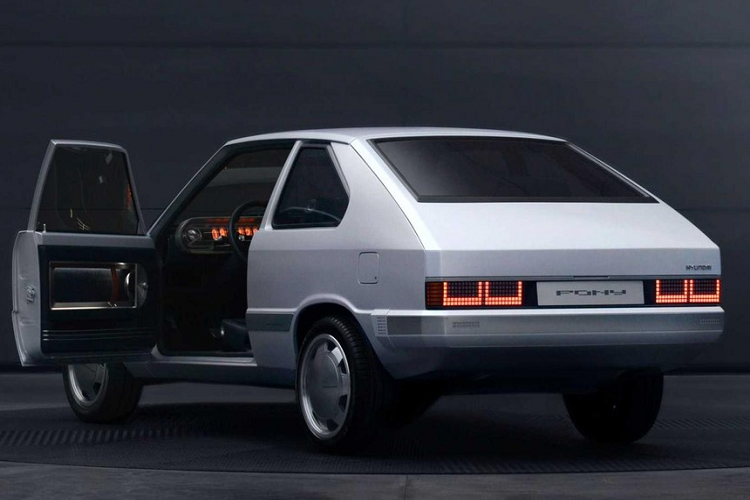 Theo tài liệu giới thiệu của Hyundai về chiếc xe triển lãm, “điểm hội tụ của Heritage Series – Pony là sự kết hợp giữa cảm giác cổ điển và sự khéo léo của các chi tiết bằng kính và hệ thống đèn LED hiện đại”. Do vậy, chúng ta sẽ tìm thấy một bảng đồng hồ trông giống như làm từ các ống chân không.