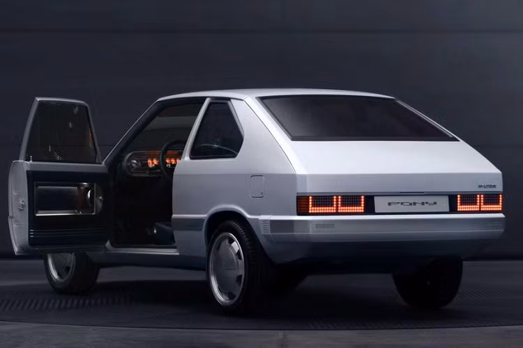 Theo tài liệu giới thiệu của Hyundai về chiếc xe triển lãm, “điểm hội tụ của Heritage Series – Pony là sự kết hợp giữa cảm giác cổ điển và sự khéo léo của các chi tiết bằng kính và hệ thống đèn LED hiện đại”. Do vậy, chúng ta sẽ tìm thấy một bảng đồng hồ trông giống như làm từ các ống chân không.