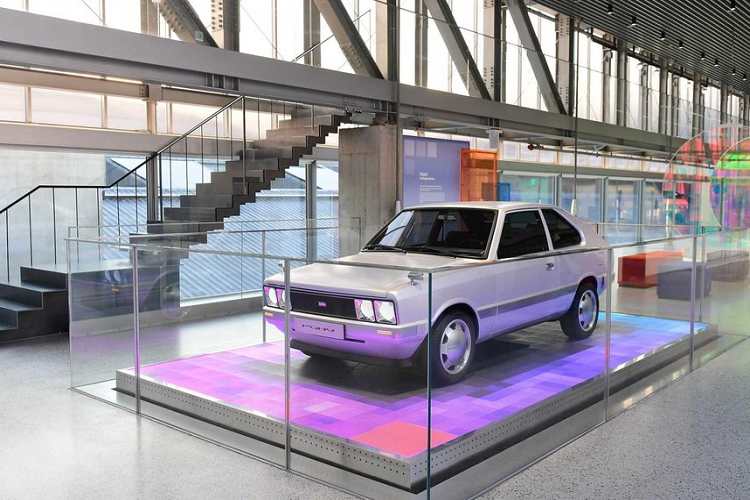 Sau khi Hyundai đã lấy cảm hứng từ mẫu xe đầu tiên trong lịch sử của mình để tạo nên mẫu concept 45 và xe điện Ioniq 5, thương hiệu Hàn Quốc quyết định nhìn lại di sản của mình thêm một lần nữa và biến một chiếc Hyundai Pony đời 1975 thành một chiếc Ioniq 5 tí hon.