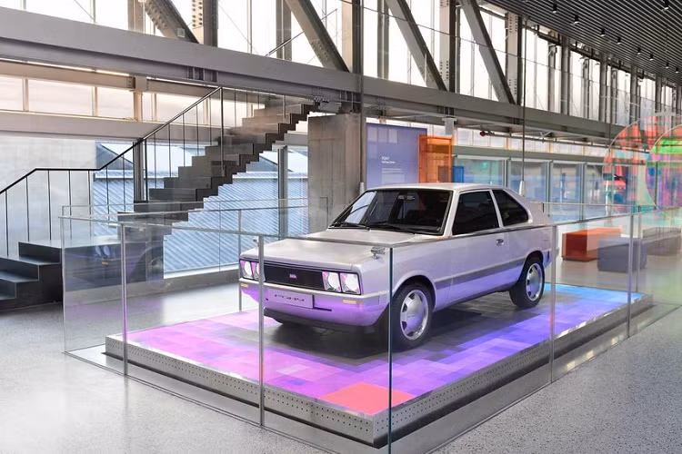 Sau khi Hyundai đã lấy cảm hứng từ mẫu xe đầu tiên trong lịch sử của mình để tạo nên mẫu concept 45 và xe điện Ioniq 5, thương hiệu Hàn Quốc quyết định nhìn lại di sản của mình thêm một lần nữa và biến một chiếc Hyundai Pony đời 1975 thành một chiếc Ioniq 5 tí hon.