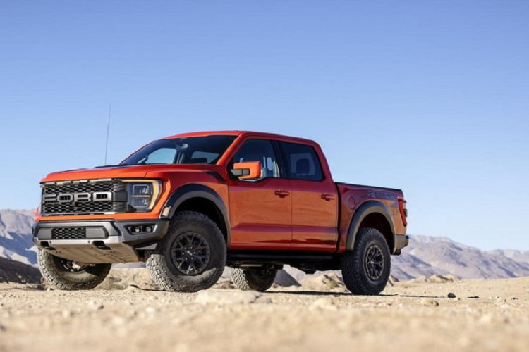 Ở thế hệ thứ ba, Ford F-150 Raptor 2021 mới có khả năng off-road tốt hơn nhờ được phát triển dựa trên khung gầm bằng thép cường độ cao. Thêm vào đó là hệ thống treo 5 liên kết mới với lò xo trụ dành riêng cho mẫu xe này ở phía sau. Lò xo trụ của mẫu xe này có kích thước 609 mm - dài nhất trong phân khúc.