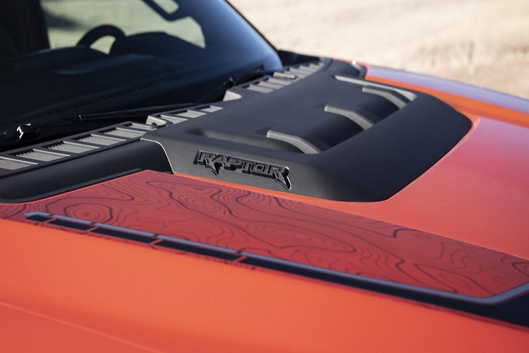 Sang năm sau, Ford F-150 Raptor 2021 sẽ được bổ sung động cơ xăng V8. Dự kiến, động cơ này sẽ được dùng cho phiên bản mạnh mẽ hơn là Ford F-150 Raptor R. Là đối thủ của Ram 1500 TRX mạnh 702 mã lực, Ford F-150 Raptor R được dự đoán sẽ dùng động cơ V8, siêu nạp, tạo ra công suất tối đa 760 mã lực của Mustang Shelby GT500.