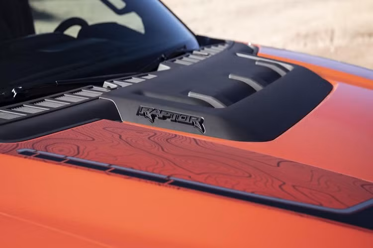 Sang năm sau, Ford F-150 Raptor 2021 sẽ được bổ sung động cơ xăng V8. Dự kiến, động cơ này sẽ được dùng cho phiên bản mạnh mẽ hơn là Ford F-150 Raptor R. Là đối thủ của Ram 1500 TRX mạnh 702 mã lực, Ford F-150 Raptor R được dự đoán sẽ dùng động cơ V8, siêu nạp, tạo ra công suất tối đa 760 mã lực của Mustang Shelby GT500.