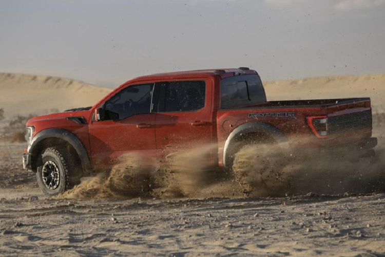 Theo đó, với hệ thống này, khi người lái nhấn chân ga, xe sẽ tiến về phía trước. Khi người lái nhả chân ga ra, xe sẽ phanh lại. Trail 1-Pedal Drive sẽ kết hợp với Trail Control tiêu chuẩn, đóng vai trò như hệ thống kiểm soát hành trình nhưng dành cho việc chạy off-road, và camera 360 độ.