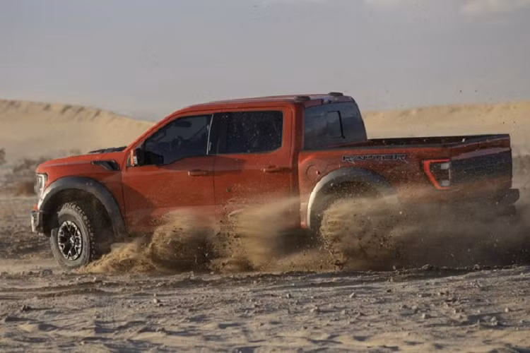 Theo đó, với hệ thống này, khi người lái nhấn chân ga, xe sẽ tiến về phía trước. Khi người lái nhả chân ga ra, xe sẽ phanh lại. Trail 1-Pedal Drive sẽ kết hợp với Trail Control tiêu chuẩn, đóng vai trò như hệ thống kiểm soát hành trình nhưng dành cho việc chạy off-road, và camera 360 độ.