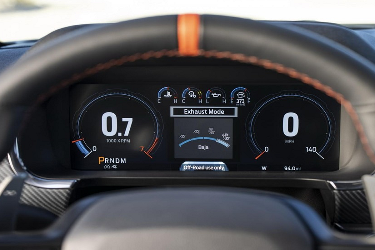 Đây là lốp lớn nhất từng được lắp tại nhà máy cho một mẫu xe bán tải cỡ lớn hạng nhẹ. Với lốp 37 inch, Ford F-150 Raptor 2021 sẽ sở hữu chiều cao gầm 333 mm, góc tiếp cận 33,1 độ, góc thoát tối đa 24,9 độ và góc leo dốc 24,4 độ. Những con số tương ứng nếu xe dùng lốp 35 inch là 305 mm, 31 độ, 23,9 độ và 22,7 độ. Ngoài ra, lốp 35 inch còn mang đến hành trình bánh xe ấn tượng cho Ford F-150 Raptor 2021, cụ thể là 355 mm phía trước và 381 mm đằng sau.