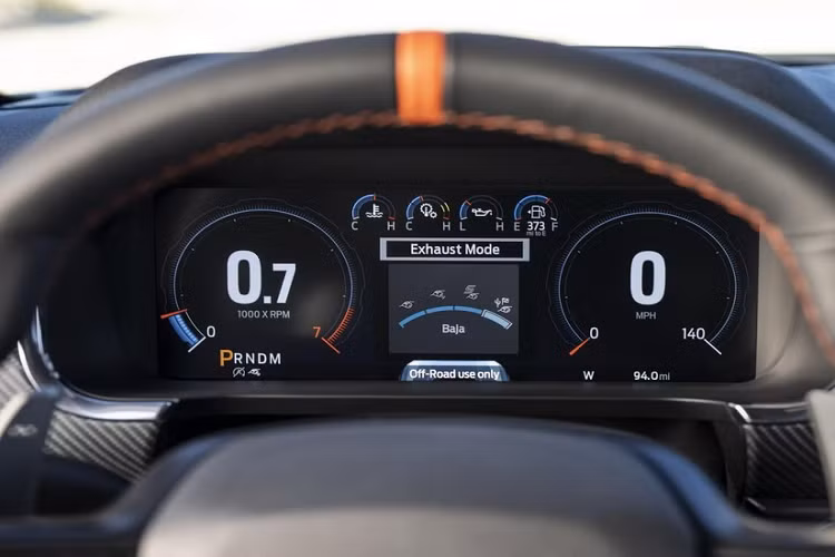 Đây là lốp lớn nhất từng được lắp tại nhà máy cho một mẫu xe bán tải cỡ lớn hạng nhẹ. Với lốp 37 inch, Ford F-150 Raptor 2021 sẽ sở hữu chiều cao gầm 333 mm, góc tiếp cận 33,1 độ, góc thoát tối đa 24,9 độ và góc leo dốc 24,4 độ. Những con số tương ứng nếu xe dùng lốp 35 inch là 305 mm, 31 độ, 23,9 độ và 22,7 độ. Ngoài ra, lốp 35 inch còn mang đến hành trình bánh xe ấn tượng cho Ford F-150 Raptor 2021, cụ thể là 355 mm phía trước và 381 mm đằng sau.