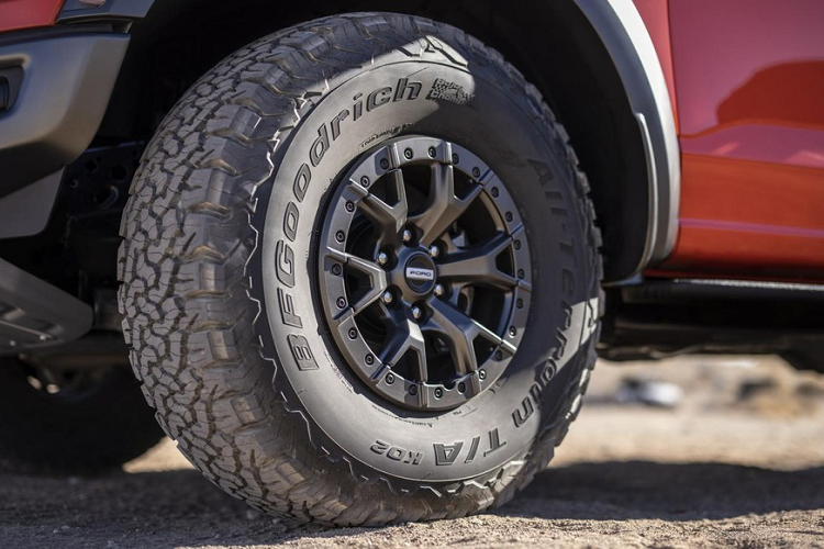 Tiếp đến là Trail 1-Pedal Drive - hệ thống dành riêng cho Ford F-150 Raptor 2021. Được thiết kế để hỗ trợ xe khi chạy trên đường khó, hệ thống sẽ đơn giản hóa thao tác đạp chân ga, chân phanh của người lái.