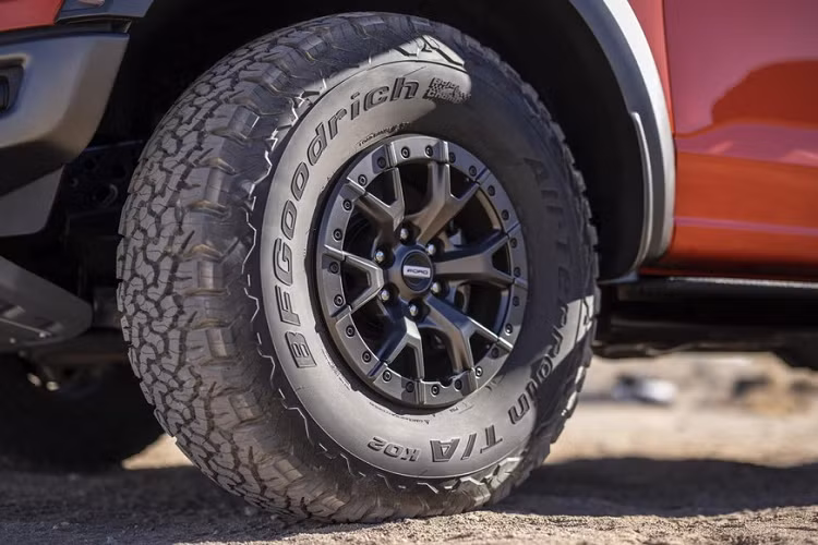 Tiếp đến là Trail 1-Pedal Drive - hệ thống dành riêng cho Ford F-150 Raptor 2021. Được thiết kế để hỗ trợ xe khi chạy trên đường khó, hệ thống sẽ đơn giản hóa thao tác đạp chân ga, chân phanh của người lái.