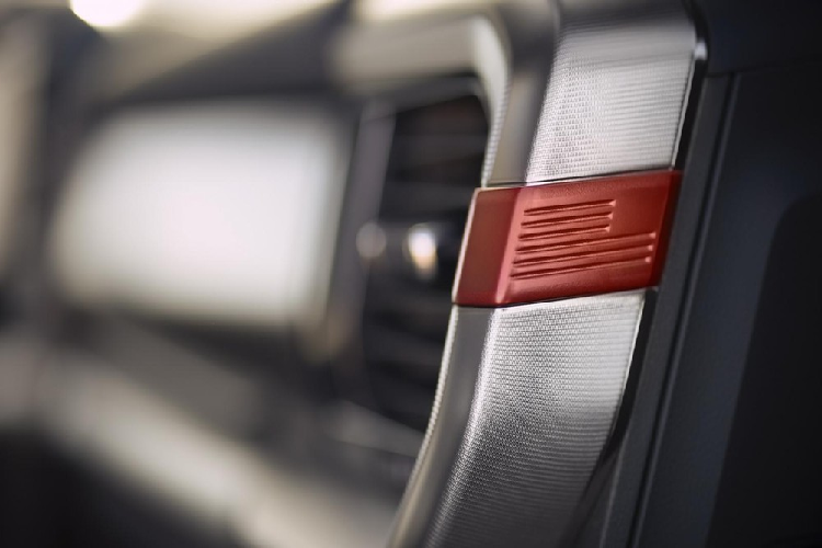 Bên trong Ford F-150 Raptor 2021, sự thay đổi cũng khá ít ỏi với những điểm nhấn màu cam, các chi tiết ốp bằng sợi carbon thể thao và lẫy chuyển số sau vô lăng lấy từ Shelby GT500. Vào thời điểm hiện tại, Ford F-150 Raptor 2021 chỉ có một tùy chọn động cơ là máy xăng EcoBoost V6, tăng áp kép, dung tích 3.5L nâng cấp. Hiện hãng Ford chưa công bố thông số cụ thể của động cơ này. Chỉ biết rằng, động cơ sẽ kết hợp với hộp số tự động 10 cấp và bình xăng 136 lít, cho phép xe chạy được hơn 800 km.