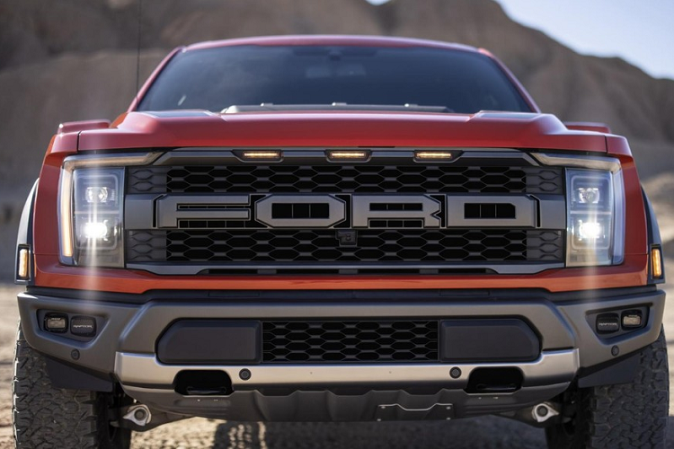 Về thiết kế, mẫu xe bán tải này chỉ thay đổi nhẹ so với thế hệ cũ. Theo đó, xe được bổ sung nắp ca-pô và đèn pha mới, lưới tản nhiệt màu đen cũng như cửa thùng sau cải tiến. Nắp ca-pô có thêm những đường dập gân thể thao hơn và khe gió tản nhiệt mới. Trong khi đó, chắn bùn trước được lắp thêm khe gió mới màu đen.