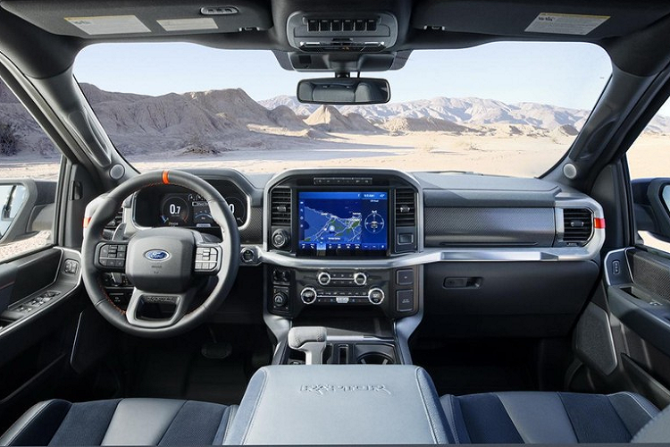 Cản trước và cản sau của Ford F-150 Raptor 2021 được làm từ thép để tăng độ bền. Riêng cản sau được thiết kế đặc biệt để mang đến gầm cao cho xe, đi kèm 2 ống xả ở hai bên. Hệ thống xả của xe sẽ có 4 chế độ là Quiet, Normal, Sport và Baja, thay đổi tiếng pô theo sở thích của người lái hoặc chế độ lái. Lần đầu tiên trong lịch sử, Ford F-150 Raptor 2021 sẽ được trang bị lốp BFGoodrich KO2 có đường kính 35 inch và 37 inch.