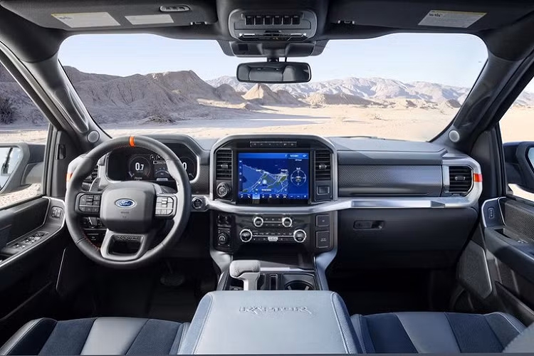 Cản trước và cản sau của Ford F-150 Raptor 2021 được làm từ thép để tăng độ bền. Riêng cản sau được thiết kế đặc biệt để mang đến gầm cao cho xe, đi kèm 2 ống xả ở hai bên. Hệ thống xả của xe sẽ có 4 chế độ là Quiet, Normal, Sport và Baja, thay đổi tiếng pô theo sở thích của người lái hoặc chế độ lái. Lần đầu tiên trong lịch sử, Ford F-150 Raptor 2021 sẽ được trang bị lốp BFGoodrich KO2 có đường kính 35 inch và 37 inch.