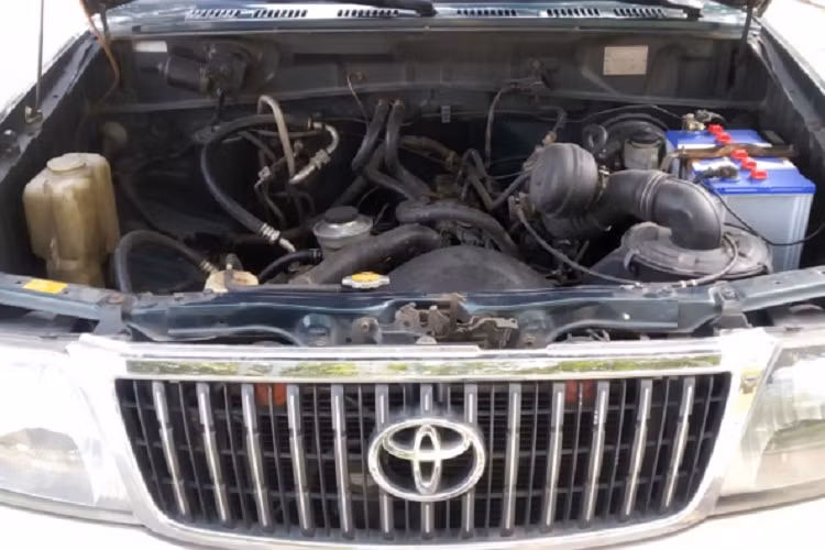 Ngoại thất Zace GL đời 2003 được thay đổi ở lưới tản nhiệt dạng sọc, xe được thay đổi thêm viền kính chắn gió.