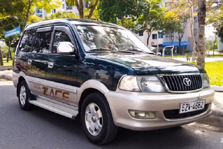 Là “đàn anh” của dòng xe Toyota Innova ngày nay, Toyota Zace đời cũ là dòng xe MPV 7 chỗ đa dụng khá phổ biến tại thị trường Việt Nam. Mẫu xe Zace được Toyota Việt Nam lắp ráp và phân phối trong giai đoạn từ 1999 – 2005.