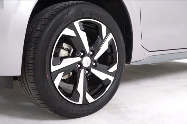 Ở phần thân xe, mẫu xe mới Mitsubishi Xpander 2022 được nâng cấp lên bộ mâm 17 inch dạng phay bóng kiểu mới hiện đại hơn, khu vực cửa xe cũng được nẹp ốp. Gương xe, tay nắm cửa của Mitsubishi Xpander mới duy trì ốp crom quen thuộc như đời cũ. Mitsubishi tiếp tục thay đổi đèn hậu của Xpander với tạo hình mới đầy trẻ trung.