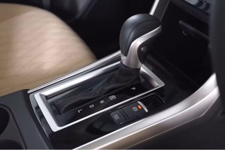 Giá xe Mitsubishi Xpander 2022 được chào bán dao động từ 228,03 triệu Rp (363 triệu đồng) đến 272,58 triệu Rp (434 triệu đồng). Mức giá của Xpnader vẫn vô cùng hấp dẫn và phù hợp với những khách hàng kinh doanh dịch vụ khi về Việt Nam.