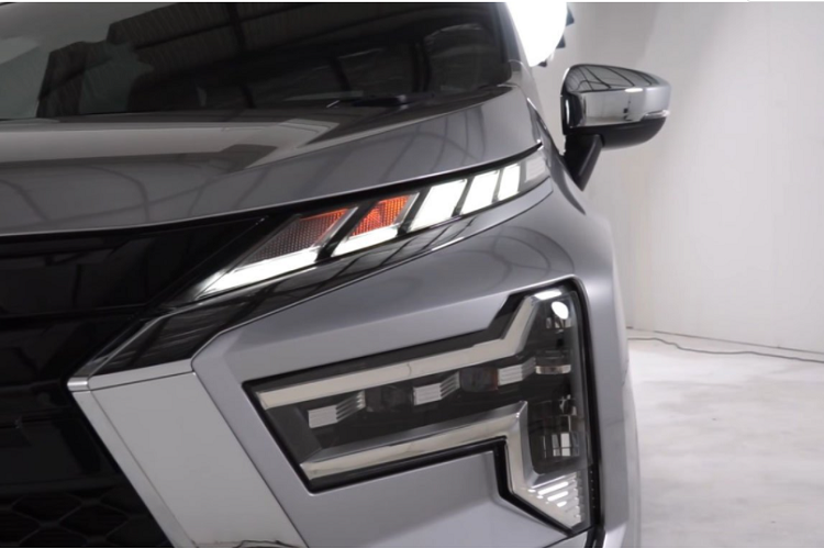 Phần đầu xe là nơi nhiều cải tiến nhất của Mitsubishi Xpander 2022 với lưới tản nhiệt chia dạng 2 tầng, bên trên là những nan ngang sơn đen, bên dưới dạng lưới có tác dụng tản nhiệt. Tạo hình tổng thể đầu xe vẫn là chữ "X" dùng chất liệu crom quen thuộc.