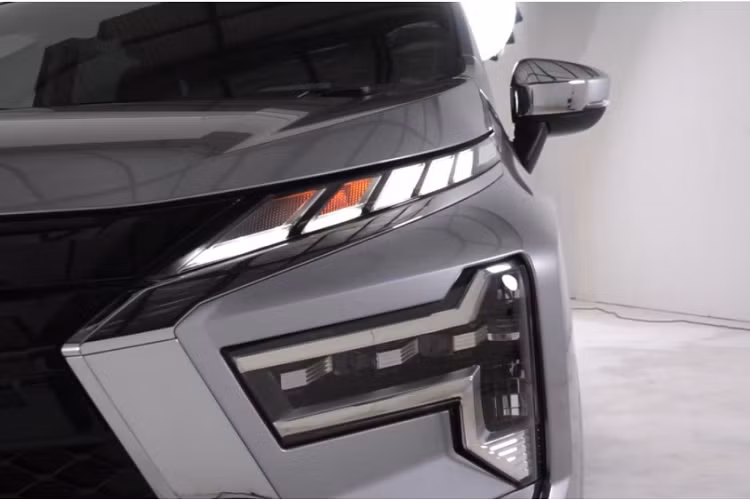 Phần đầu xe là nơi nhiều cải tiến nhất của Mitsubishi Xpander 2022 với lưới tản nhiệt chia dạng 2 tầng, bên trên là những nan ngang sơn đen, bên dưới dạng lưới có tác dụng tản nhiệt. Tạo hình tổng thể đầu xe vẫn là chữ "X" dùng chất liệu crom quen thuộc.