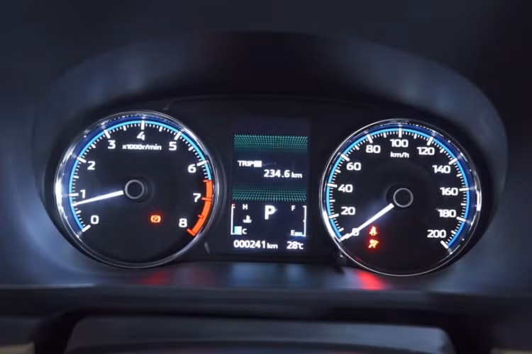 Về vận hành, Mitsubishi Xpander 2022 duy trì động cơ xăng I-4 1.5L cho công suất 104 mã lực và 141 Nm, xe có thêm hệ thống tuần hoàn khí xả bên ngoài (EGR).