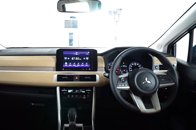 Đáng chú ý, Mitsubishi Xpander 2022 giờ đây sở hữu hệ thống phanh tay điện tử &amp; giữ phanh tự động, một trang bị thường chỉ thấy trên xe tiền tỷ nhưng giờ đã xuất hiện trên xe MPV giá rẻ. Ngoài ra, chiếc xe này còn sở hữu hệ thống điều hòa tự động mới, cổng sạc USB Type A và Type C ở hàng ghế thứ 2 gia tăng sự tiện nghi cho người dùng.