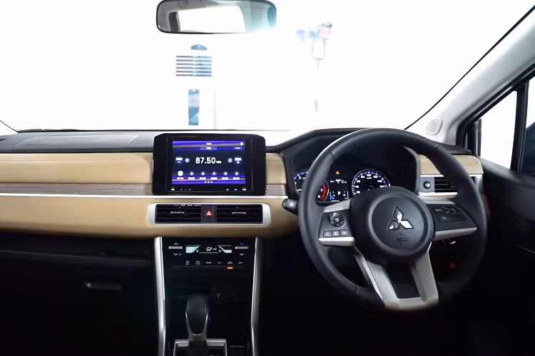 Đáng chú ý, Mitsubishi Xpander 2022 giờ đây sở hữu hệ thống phanh tay điện tử &amp; giữ phanh tự động, một trang bị thường chỉ thấy trên xe tiền tỷ nhưng giờ đã xuất hiện trên xe MPV giá rẻ. Ngoài ra, chiếc xe này còn sở hữu hệ thống điều hòa tự động mới, cổng sạc USB Type A và Type C ở hàng ghế thứ 2 gia tăng sự tiện nghi cho người dùng.