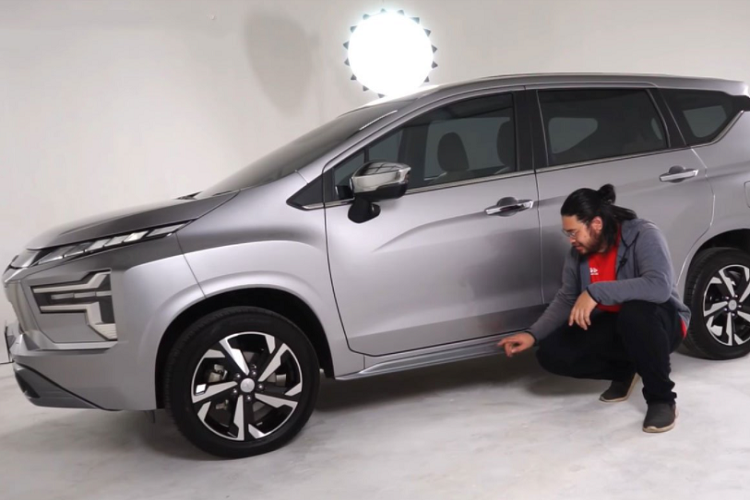 Hệ thống chiếu sáng của Mitsubishi Xpander cao cấp là đèn LED toàn phần. Dải đèn định vị ban ngày kết hợp xi-nhan LED đặt trên cao với đồ họa mới như xe sang, trong khi đó đèn pha/cos là loạt bóng LED nhỏ đặt bên dưới với tạo hình chữ "T" nằm ngang. Cản trước của Xpander cũng đã được tinh chỉnh cứng cáp hơn kèm đèn sương mù 2 bên.