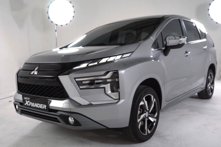 Những hình ảnh thực tế về mẫu xe MPV Mitsubishi Xpander 2022 khiến các tín đồ của dòng xe này "đứng ngồi không yên" bởi xe đã có nhiều thay đổi đáng giá ở cả nội/ngoại thất rất đáng giá. Mitsubishi Xpander facelift tiếp tục được giữ lại nền tảng khung gầm, song kích thước xe đã thay đổi nhẹ. Điểm nhấn của Xpander vẫn đến từ ngôn ngữ thiết kế Dynamic Shield nhưng đã được nâng tầm ở mô hình mới này.