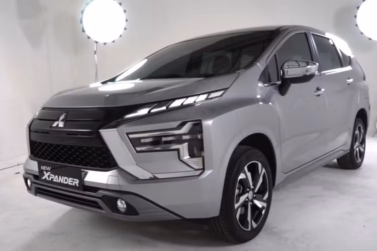 Những hình ảnh thực tế về mẫu xe MPV Mitsubishi Xpander 2022 khiến các tín đồ của dòng xe này "đứng ngồi không yên" bởi xe đã có nhiều thay đổi đáng giá ở cả nội/ngoại thất rất đáng giá. Mitsubishi Xpander facelift tiếp tục được giữ lại nền tảng khung gầm, song kích thước xe đã thay đổi nhẹ. Điểm nhấn của Xpander vẫn đến từ ngôn ngữ thiết kế Dynamic Shield nhưng đã được nâng tầm ở mô hình mới này.