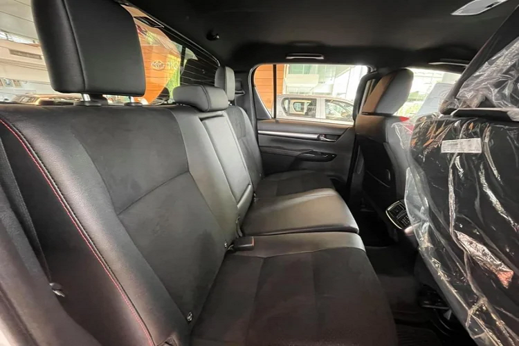 Ghế bọc da kết hợp với da lộn và đường chỉ khâu màu đỏ. Đồng hồ hỗ trợ lái đồ hoạ GR Sport (GR Sport Optitron). Bàn đạp phanh và chân ga thể thao.