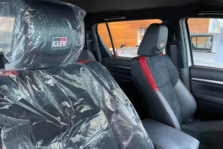 Về nội thất, Hilux Revo GR Sport sở hữu nội thất thể thao. Trong đó chìa khoá, vô lăng và tựa đầu ghế ngồi có logo “GR Sport”.