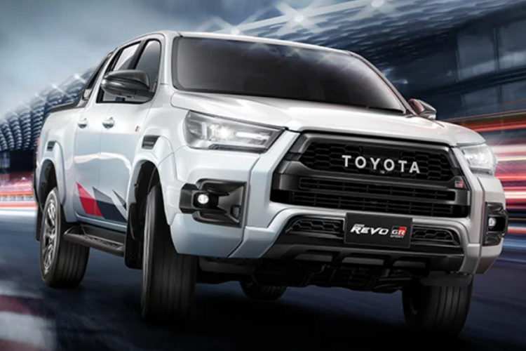 Mẫu xe bán tải Toyota Hilux Revo GR Sport 2022 này chắc chắn sẽ hấp dẫn nhiều khách hàng ở Thái Lan, cũng như khách hàng Việt sau khi được phân phối. Nhìn chung, mẫu bán tải này kết hợp giữa nhiều yếu tố có thể thuyết phục khách mua xe “xuống tiền” nhanh chóng như: Công suất mạnh mẽ (201 mã lực + 500Nm), động cơ và hệ truyền động cực kỳ bền bỉ, ngoại thất thiết kế thể thao và nhiều trang bị “đồ chơi” an toàn và hỗ trợ lái cao.