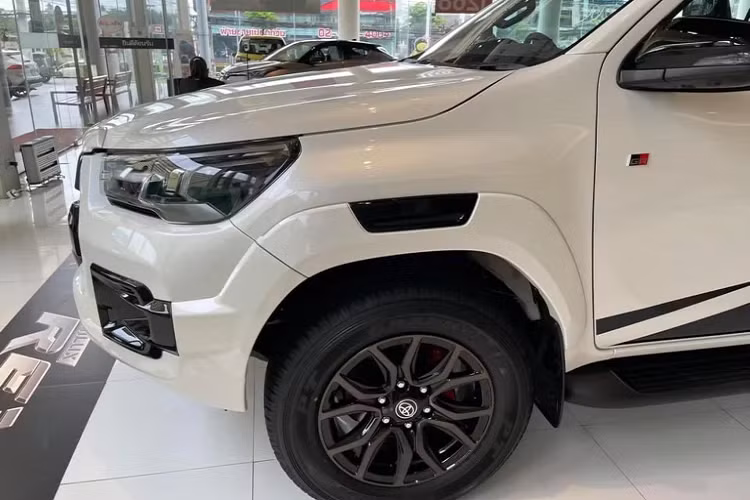 Toyota Hilux Revo GR Sport 2022 sẵn sàng đáp ứng được nhu cầu tìm mua bán tải cỡ trung phiên bản cao cấp, nhiều trang bị để chơi của số đông khách hàng mua bán tải tại Việt Nam. Hiện tại, dòng bán tải Toyota Hilux vẫn giữ được phong độ tốt với doanh số chỉ đứng sau “vua bán tải” – Ford Ranger.