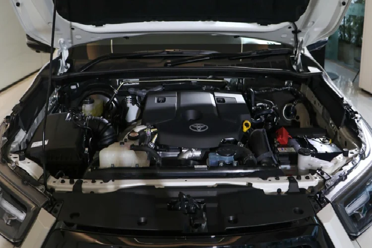 Sức mạnh được truyền xuống 2 cầu thông qua hộp số tự động 6 cấp (6AT), đi cùng với lẫy chuyển số phía sau vô lăng (Paddle Shift) giúp tăng trải nghiệm cầm lái thú vị. Để hệ thống treo thêm dễ chịu và thoải mái hơn, đặc biệt là đở được giằng xóc ở hàng ghế sau. Hilux Revo GR Sport được cải tiến dàn treo sau, đổi từ 3 lá nhíp ở phiên bản thông thường, thành 5 lá nhíp.