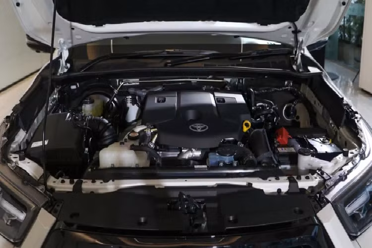 Sức mạnh được truyền xuống 2 cầu thông qua hộp số tự động 6 cấp (6AT), đi cùng với lẫy chuyển số phía sau vô lăng (Paddle Shift) giúp tăng trải nghiệm cầm lái thú vị. Để hệ thống treo thêm dễ chịu và thoải mái hơn, đặc biệt là đở được giằng xóc ở hàng ghế sau. Hilux Revo GR Sport được cải tiến dàn treo sau, đổi từ 3 lá nhíp ở phiên bản thông thường, thành 5 lá nhíp.